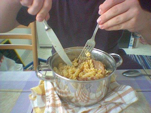 Mittagessen mit Kai. Manchmal gabs das noch mit Fisch aus der Konserve. Fünf-Sterne-Küche